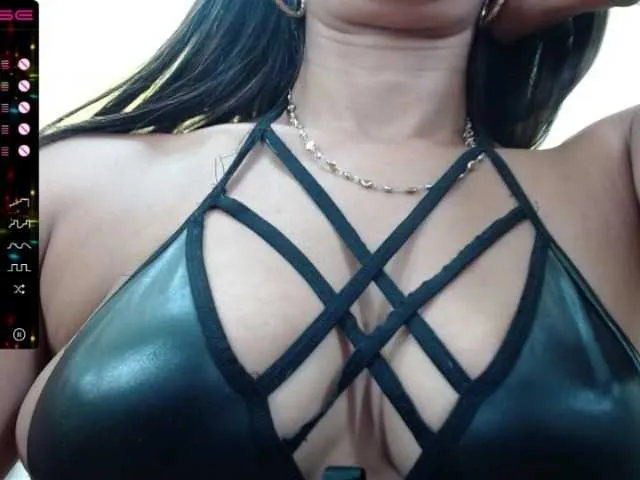 Live sex webcam photo for CrazzyJenna #272580215