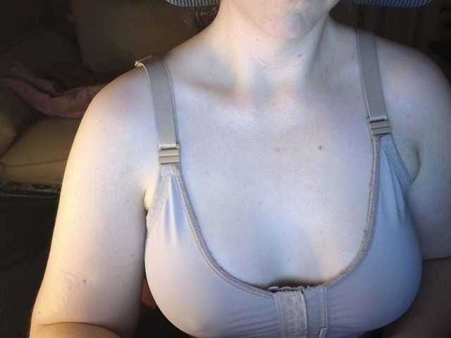 Live sex webcam photo for CreamyWoman #291736098