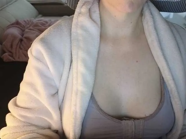 Live sex webcam photo for CreamyWoman #291901867