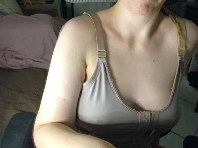 Live sex webcam photo for CreamyWoman #293295116