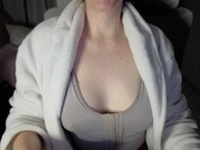 Live sex webcam photo for CreamyWoman #293917083