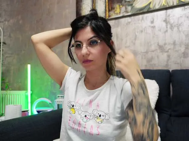 Live sex webcam photo for CrissySmile #290471230