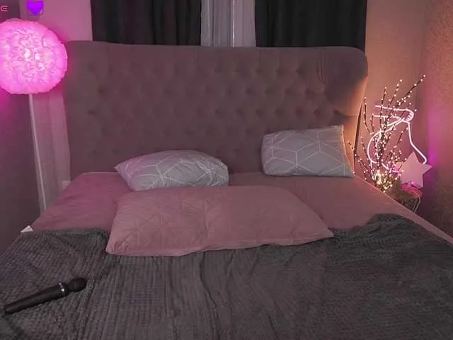 Live sex webcam photo for CrystalBarbie #290744317