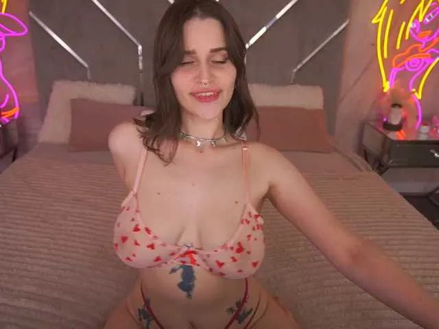 Live sex webcam photo for CrystalBarbie #294331155