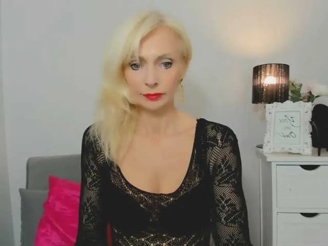 Live sex webcam photo for CrystalPretty #290188387