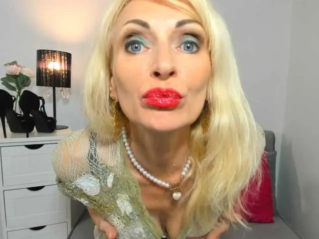 Live sex webcam photo for CrystalPretty #290979885