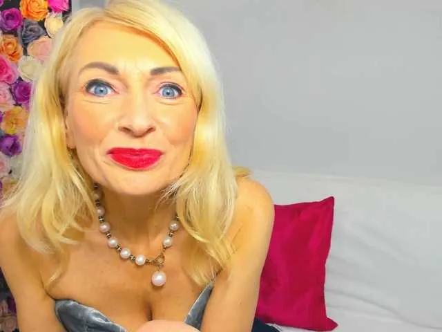 Live sex webcam photo for CrystalPretty #292316606