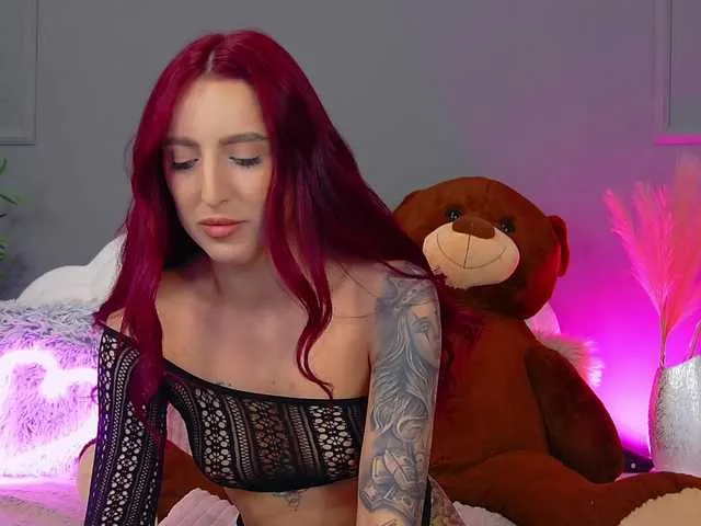Live sex webcam photo for CrystalRed #293486521