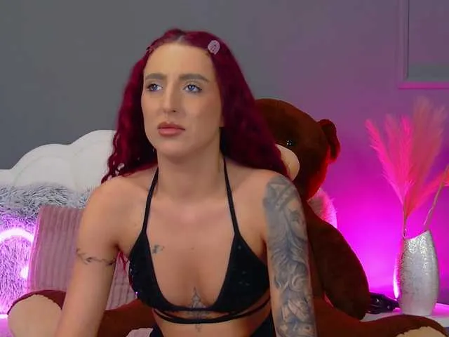 Live sex webcam photo for CrystalRed #293575260