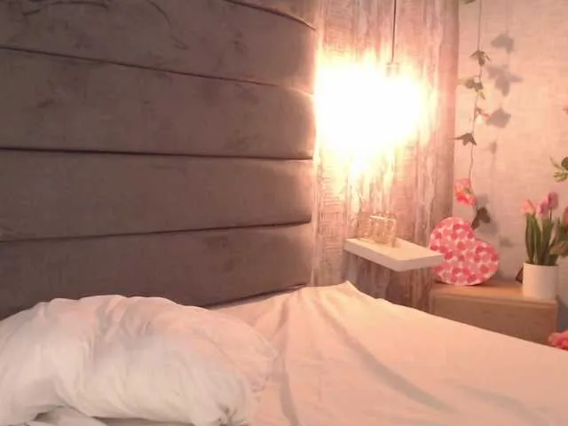 Live sex webcam photo for CrystalWoods94 #290656246