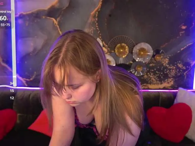Live sex webcam photo for CrystallPaws #291383153