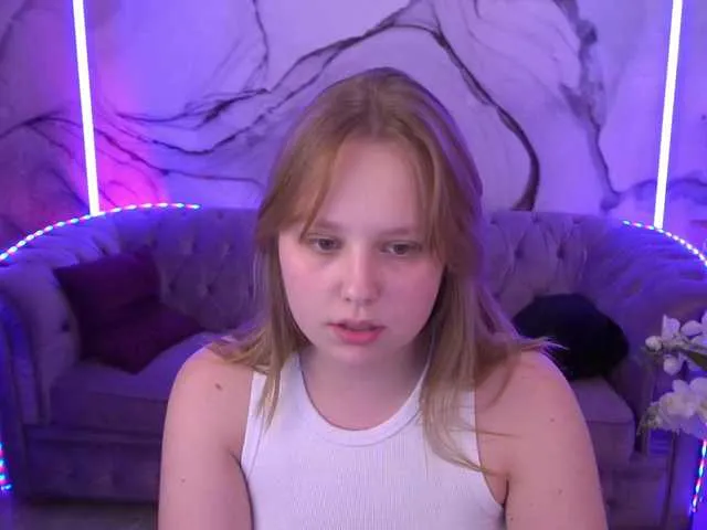 Live sex webcam photo for CrystallPaws #291658667
