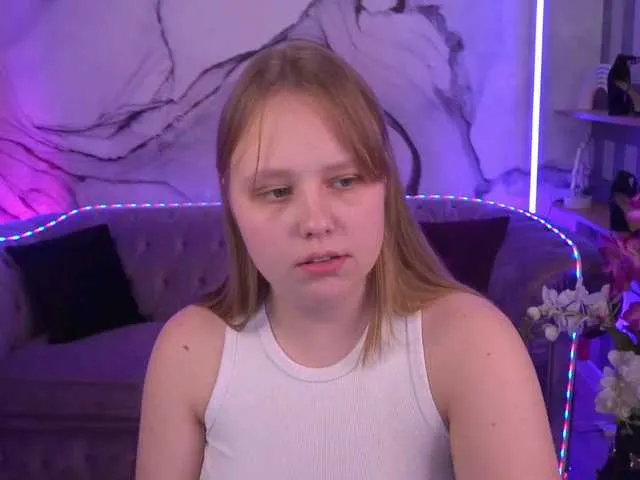 Live sex webcam photo for CrystallPaws #291801782