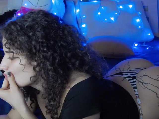 Live sex webcam photo for CurlyDevil #272189208