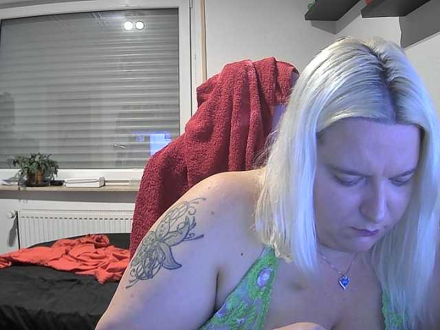 Live sex webcam photo for Curvy-Lucy #275728426