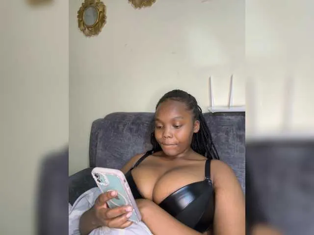 Live sex webcam photo for Curvy-maxy9 #292557263