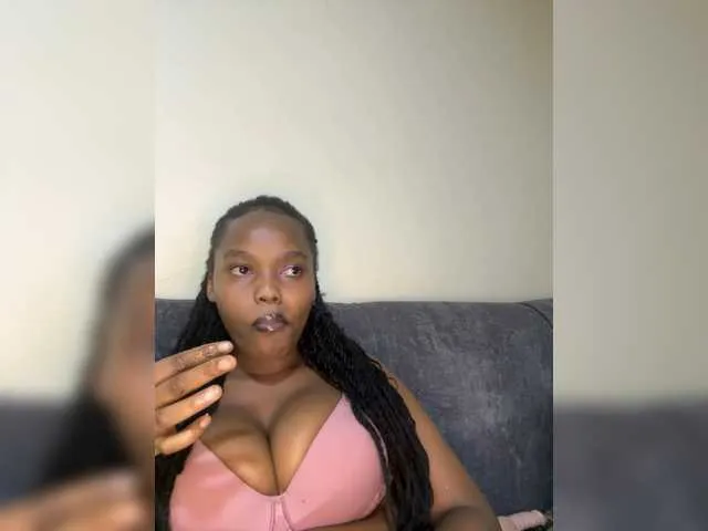 Live sex webcam photo for Curvy-maxy9 #293743933