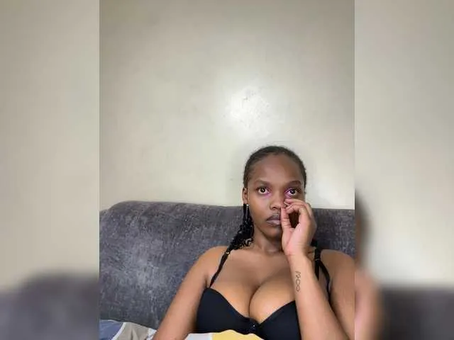 Live sex webcam photo for Curvy-maxy9 #293940952