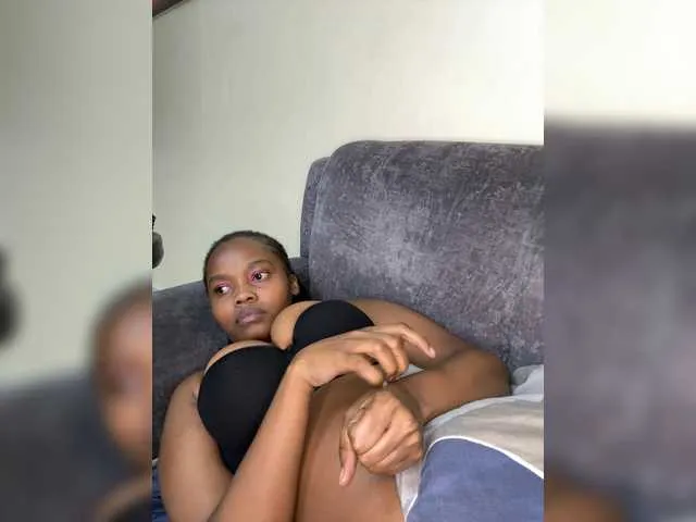 Live sex webcam photo for Curvy-maxy9 #293956891