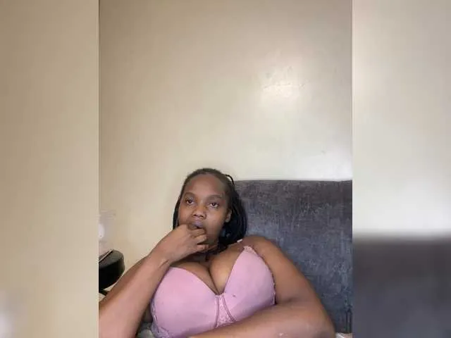 Live sex webcam photo for Curvy-maxy9 #294003417