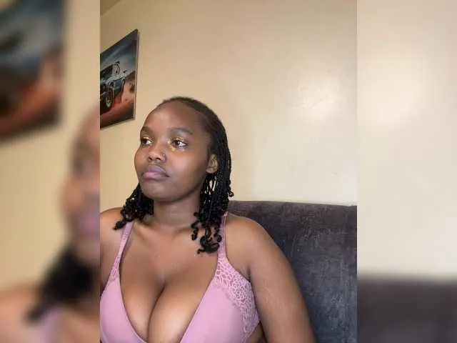 Live sex webcam photo for Curvy-maxy9 #294005228