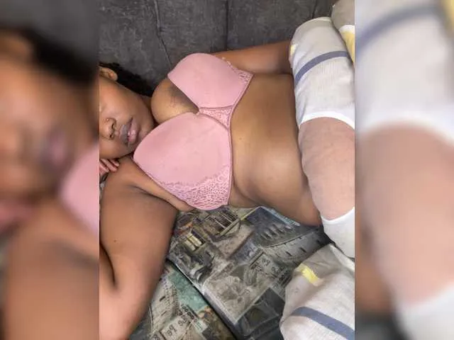 Live sex webcam photo for Curvy-maxy9 #294008829