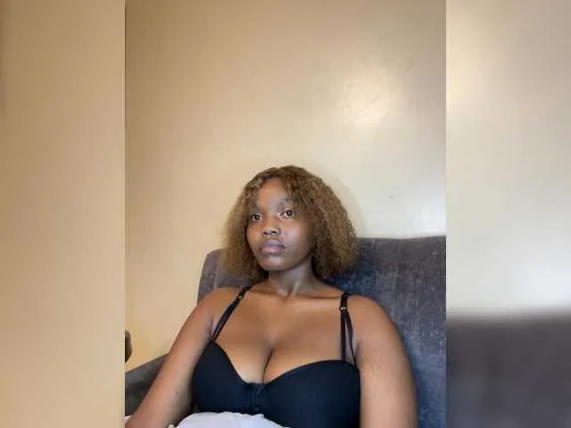 Live sex webcam photo for Curvy-maxy9 #294120460