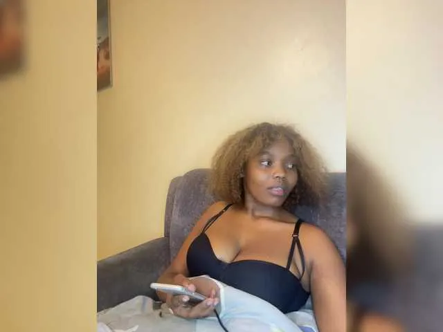 Live sex webcam photo for Curvy-maxy9 #294144592