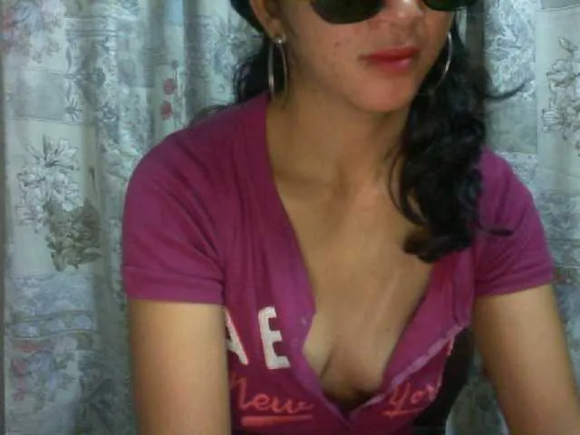 Live sex webcam photo for Cyah2 #290704543