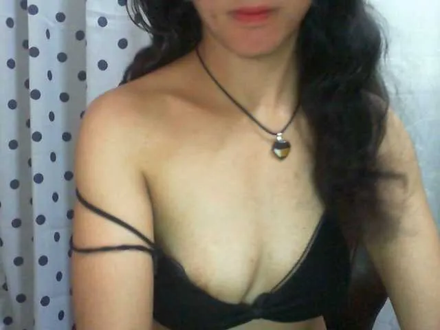 Live sex webcam photo for Cyah2 #292340413