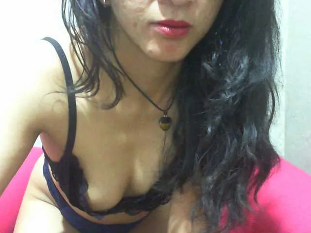 Live sex webcam photo for Cyah2 #292479623