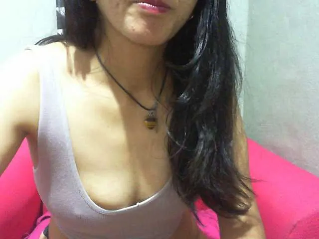 Live sex webcam photo for Cyah2 #292639423