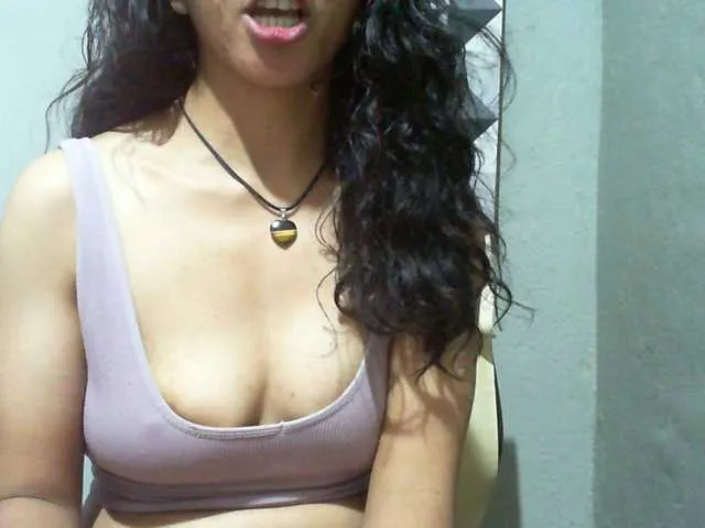 Live sex webcam photo for Cyah2 #293028041