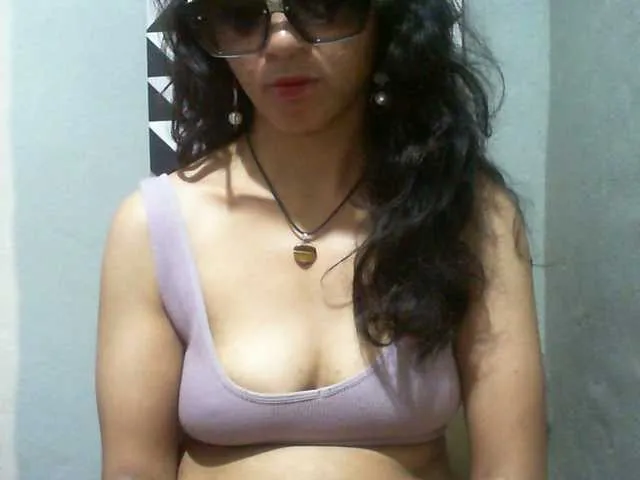 Live sex webcam photo for Cyah2 #293100466
