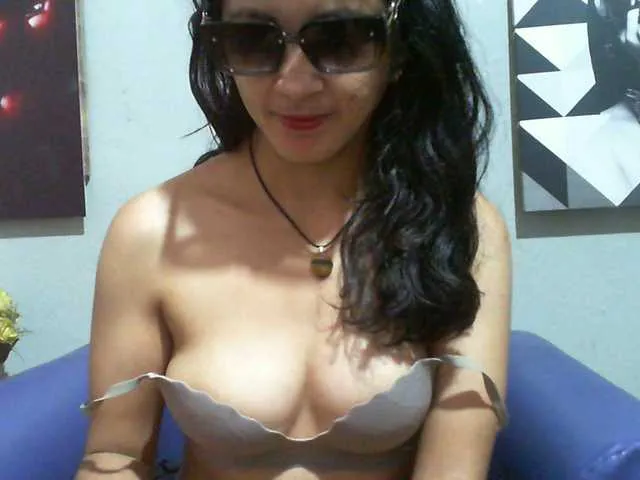 Live sex webcam photo for Cyah2 #293632486