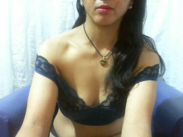 Live sex webcam photo for Cyah2 #293977599