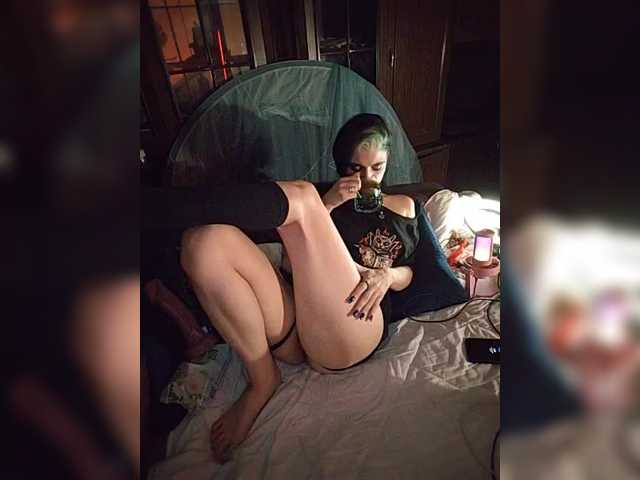 Live sex webcam photo for CyberSiren #294139578