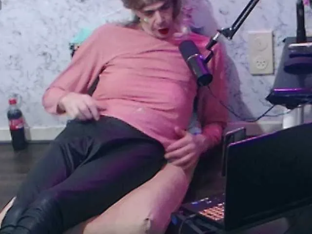 Live sex webcam photo for DOGGYRAY #290155415