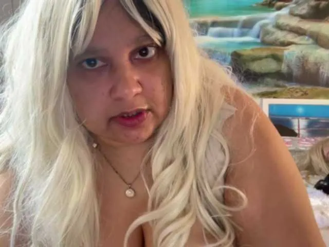 Live sex webcam photo for DUMBHOEMELANIE #291742738