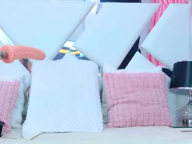 Live sex webcam photo for DahianaMoss #290930392