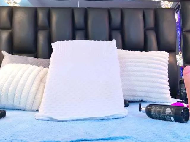 Live sex webcam photo for DahianaMoss #291391567