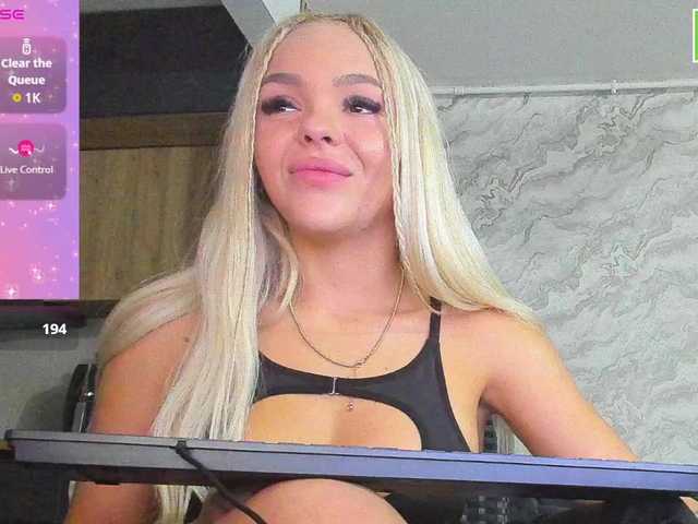 Live sex webcam photo for DaisyAbby03 #292211831