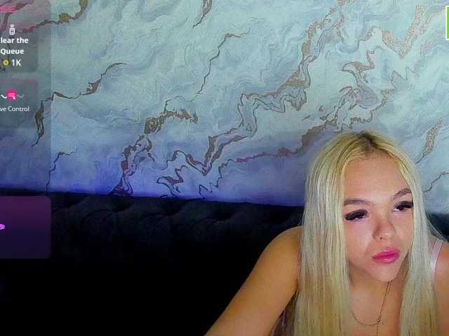 Live sex webcam photo for DaisyAbby03 #292366935