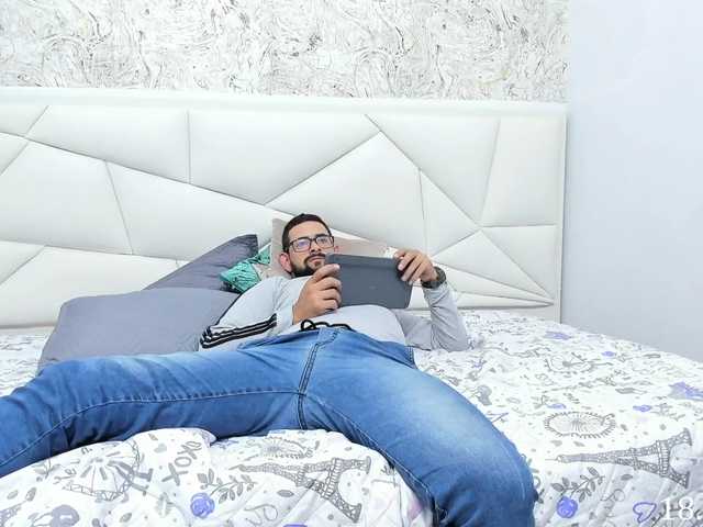 Live sex webcam photo for DamianAndKim #272791902