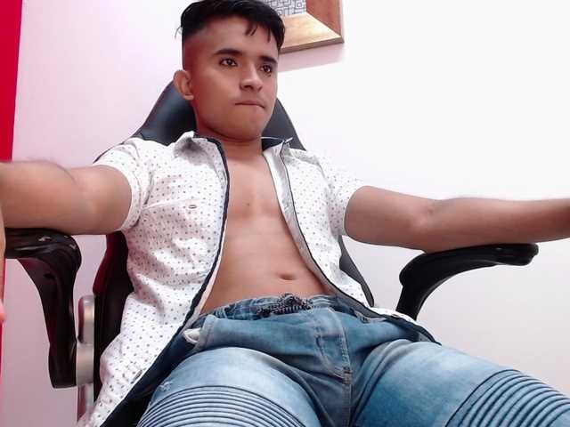 Live sex webcam photo for DayroWilsen #277583777