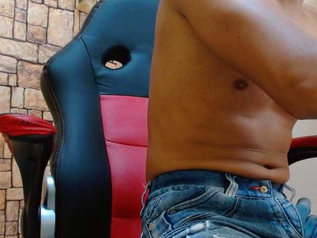 Live sex webcam photo for DayroWilsen #278007708