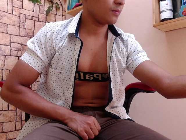 Live sex webcam photo for DayroWilsen #288117233