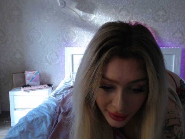 Live sex webcam photo for DeeWhite #277243821