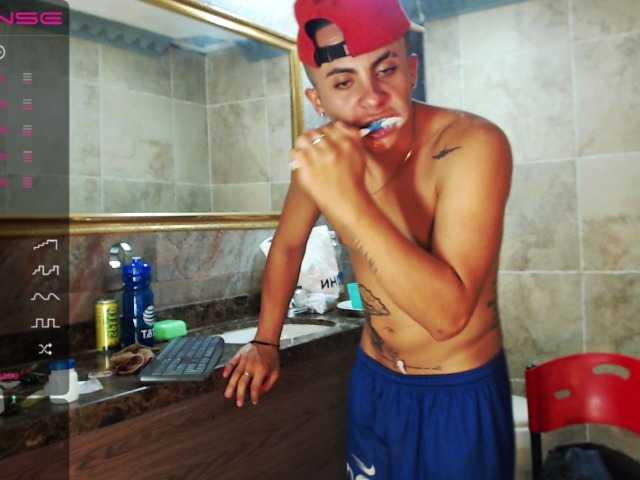 Live sex webcam photo for Devan-Ruiz #275660571