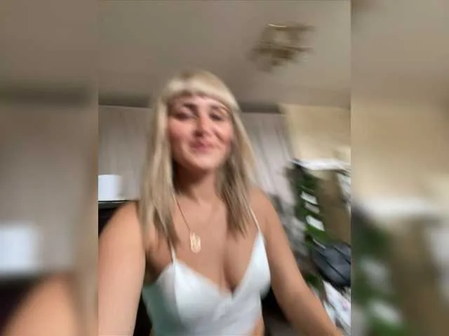 Live sex webcam photo for DiamondPussy #275598061